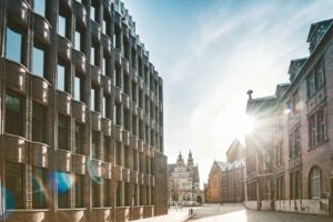 Alte Gasse in Bremen mit historischen Backsteinbauten