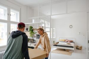 Junges Paar zieht in eine neue Wohnung