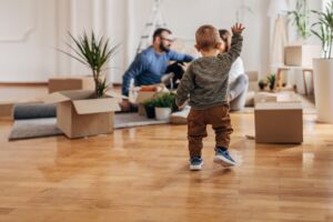 Baby Junge mit Eltern in ihrem neuen Zuhause