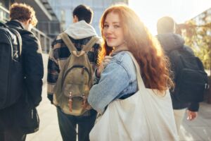 Schülerin, die in der High School zum Unterricht geht