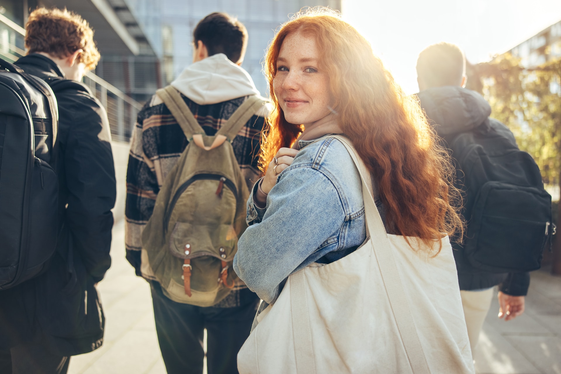 Schülerin, die in der High School zum Unterricht geht