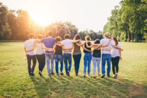 Gruppe von Freunden zusammen zu Fuß