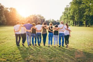 Gruppe von Freunden zusammen zu Fuß