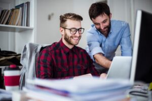 Zwei glückliche Männer im Büro