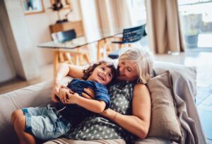 Schöne Oma und Enkel spielen, gemeinsam Spaß zu Hause