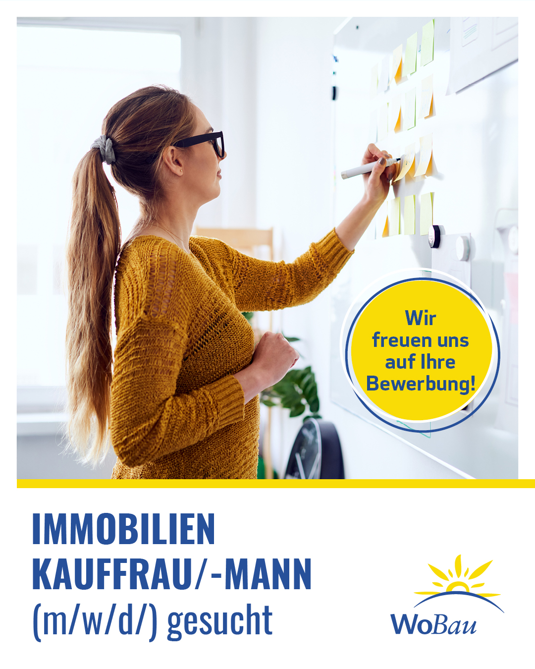IG_1080x1350_stelle Junge Frau schreibt an ein Whiteboard mit Haftnotizen. Stellenausschreibung für Immobilienkauffrau/-mann (m/w/d) der WoBau mit dem Hinweis „Wir freuen uns auf Ihre Bewerbung!“