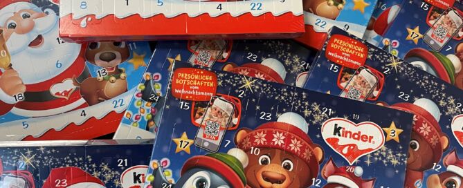 Zahlreiche Adventskalender mit Weihnachtsmotiven