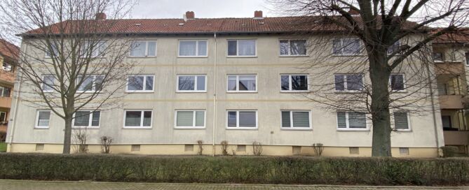Ein Objekt mit heller, älterer Fassade, ohne Balkone