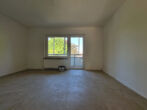 Wohnzimmer - Seniorenwohnung (WBS erforderlich) – 2 Zimmer mit Abstellraum und Balkon