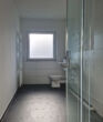 Badezimmer - Seniorenwohnung (WBS erforderlich) – 2 Zimmer mit Abstellraum und Balkon